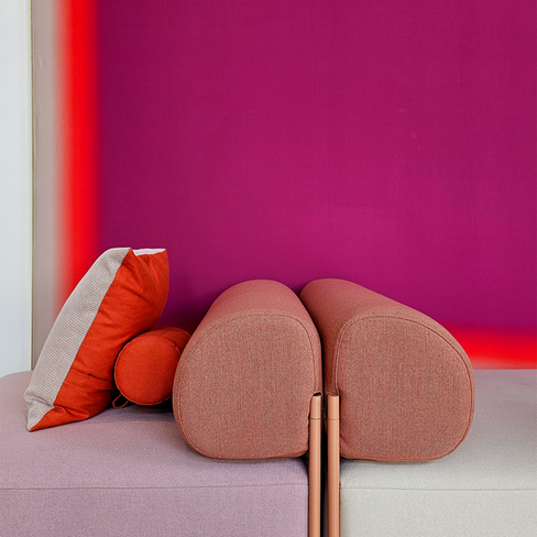 Sofa in Rosé, Wandbild in Violett, Rot und Beige