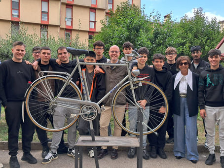 GLI STUDENTI DEL DE FRANCESCHI PACINOTTI RESTAURANO LA BICICLETTA DEL PRESIDENTE GORI