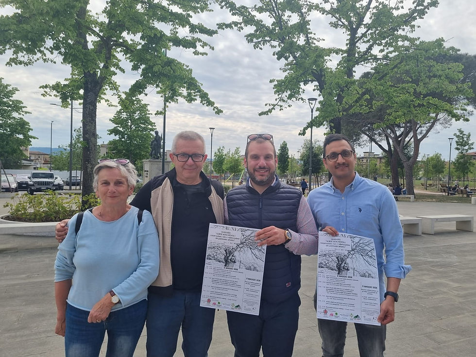 Nella foto l’assessore Alberto Vignoli con il gruppo trekking La storia Camminata e l’agronomo Alessio Santosuosso