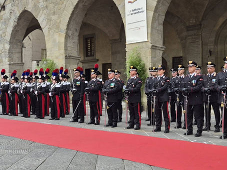 PISTOIA CELEBRA IL 212° ANNUALE DELL' ARMA DEI CARABINIERI IN UNA PIAZZA DEL DUOMO GREMITA