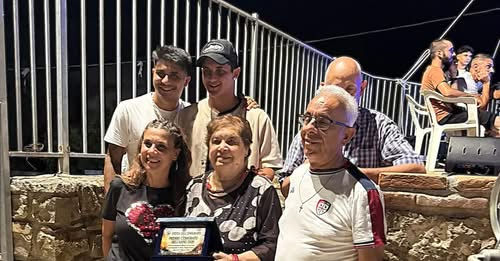 Nella foto con la targa del premio Marisa Pilia e di fianco la figlia Daniela Erriu, che a Montemurlo gestisce una panetteria