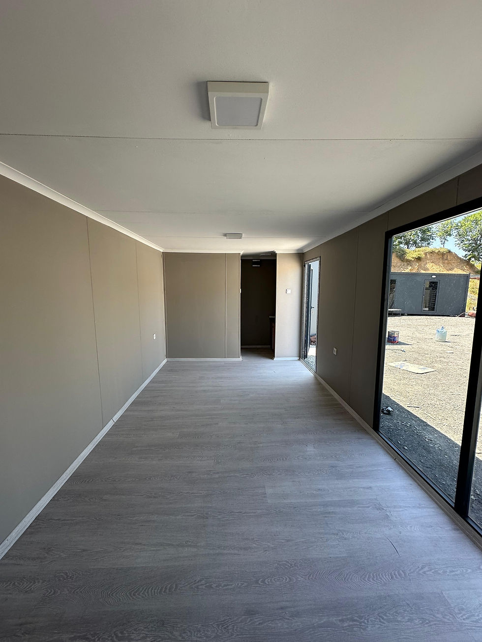 Küçük resim: Taşınabilir ofis konteyner – Kompozit dış cephe, fonksiyonel iç mekan ve estetik tasarım.