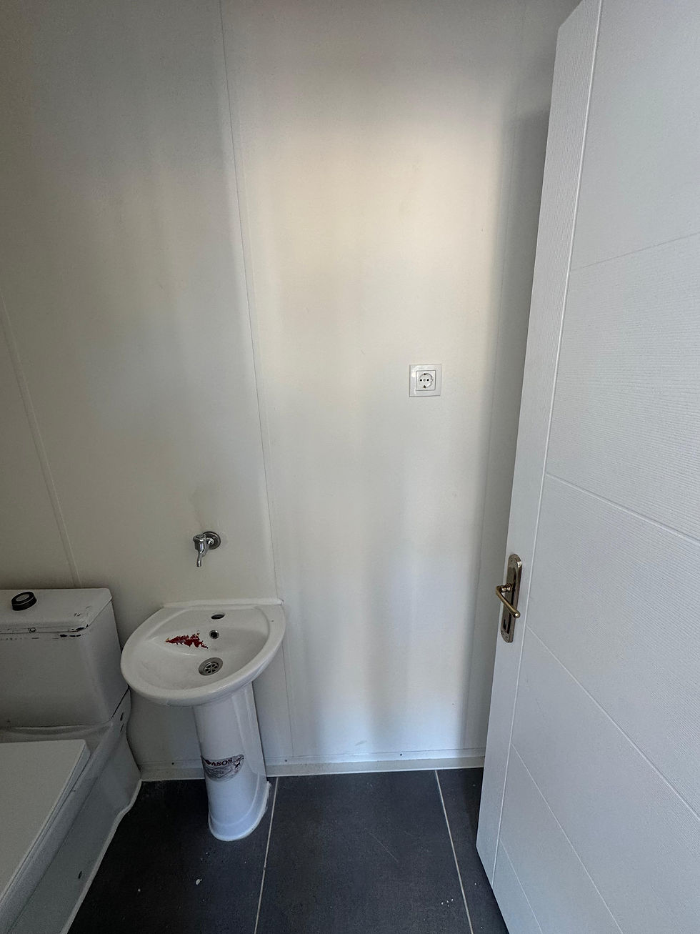 Küçük resim: Pergole kaplamalı taşınabilir güvenlik kabini – Şantiyeler, site girişleri ve işletmeler için hazır kullanım.