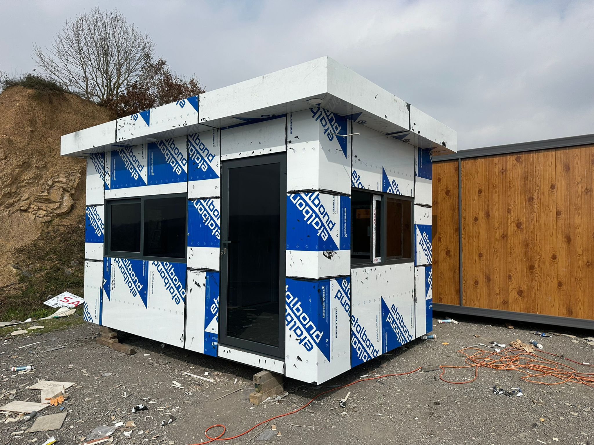 Estetik ve dayanıklı güvenlik kabini – Kompozit kaplama ile taşınabilir ve uzun ömürlü.