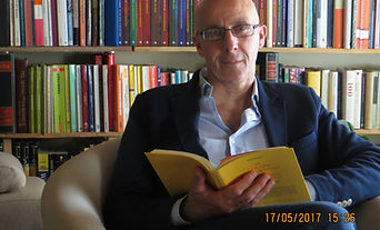 Questa immagine rappresenta il sottoscritto intento a leggere un libro, comodamente seduto nel suo studio.