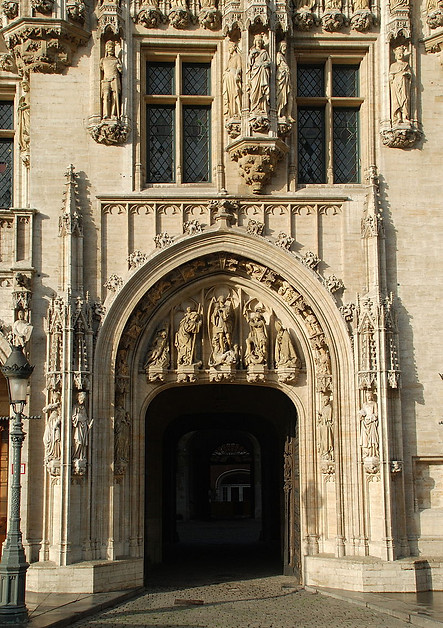 800px-Hôtel_de_ville_de_Bruxelles_-_Portail_1.jpg
