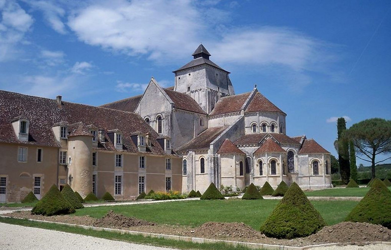 Fontgombault abbaye.JPG