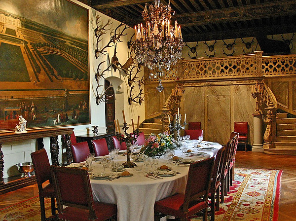 1280px-Château_de_Brissac-134-Speisesaal-2008-gje.jpg