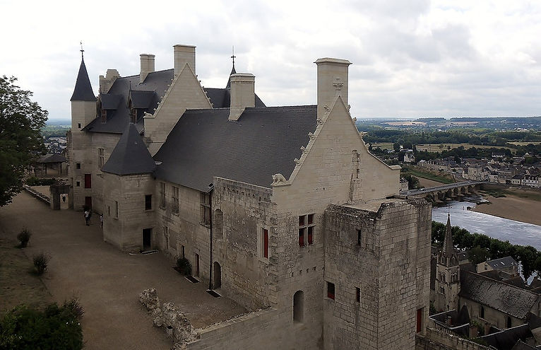 Château_de_Chinon,_partie_restaurée.jpg