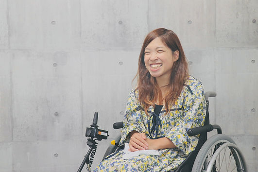 車椅子に座った笑顔の西内さん