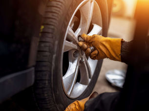 How to repair or replace a flat tyre