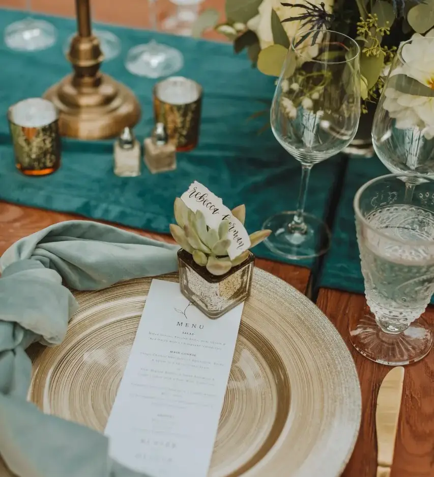place-setting_51_2073262-164149182641757.webp