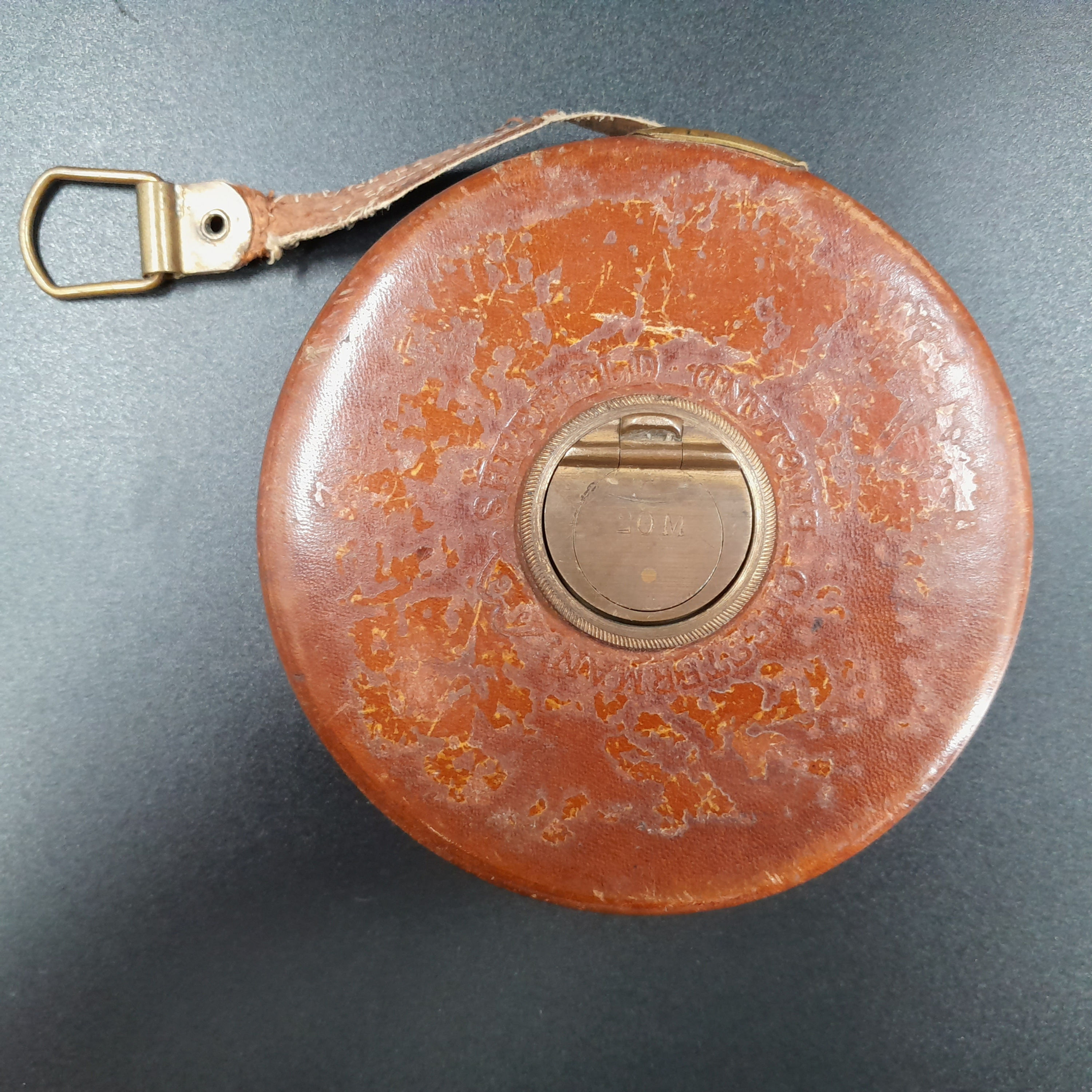 Vintage målebånd i messing og læder fra Chesterman