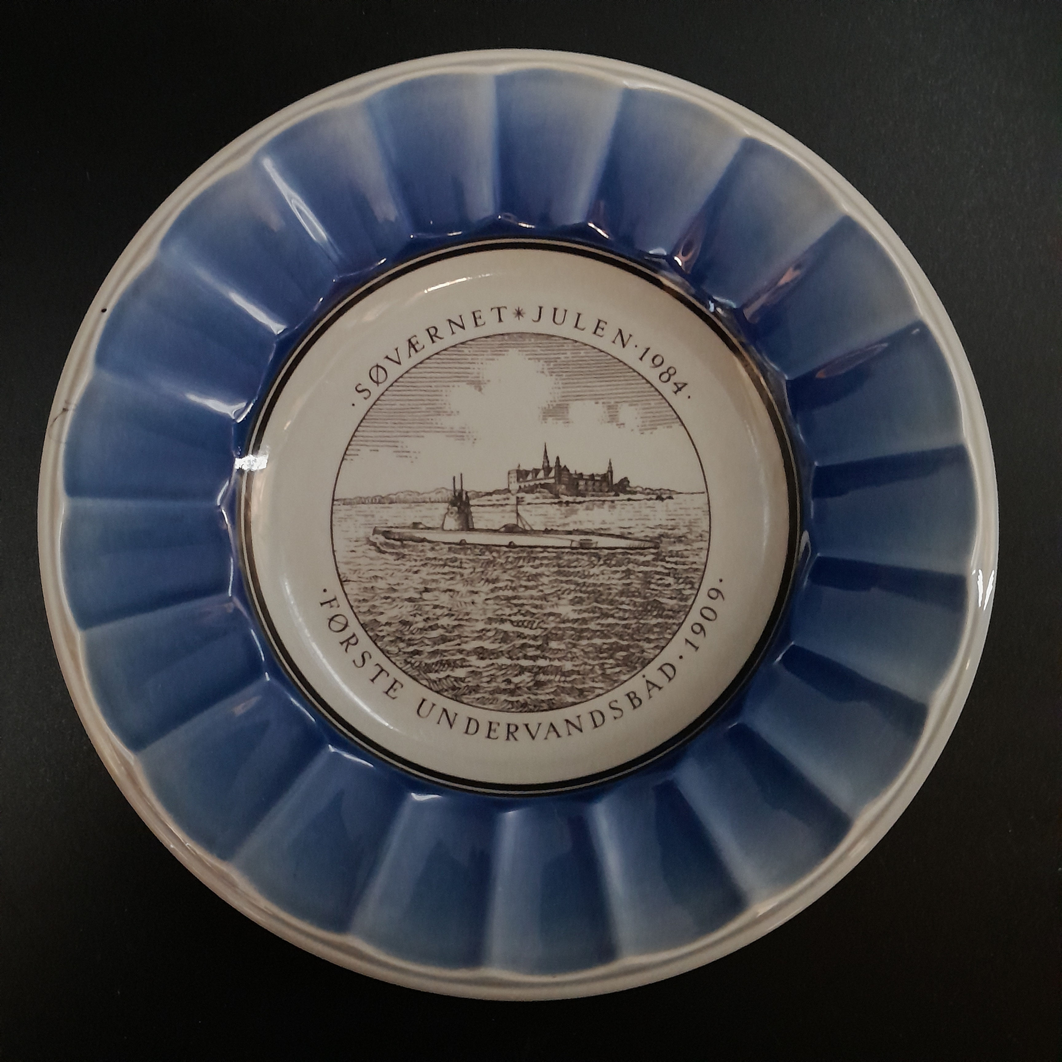 Søværnets juleplatte 1984, Førsteundervandsbåd 1909 Royal Copenhagen