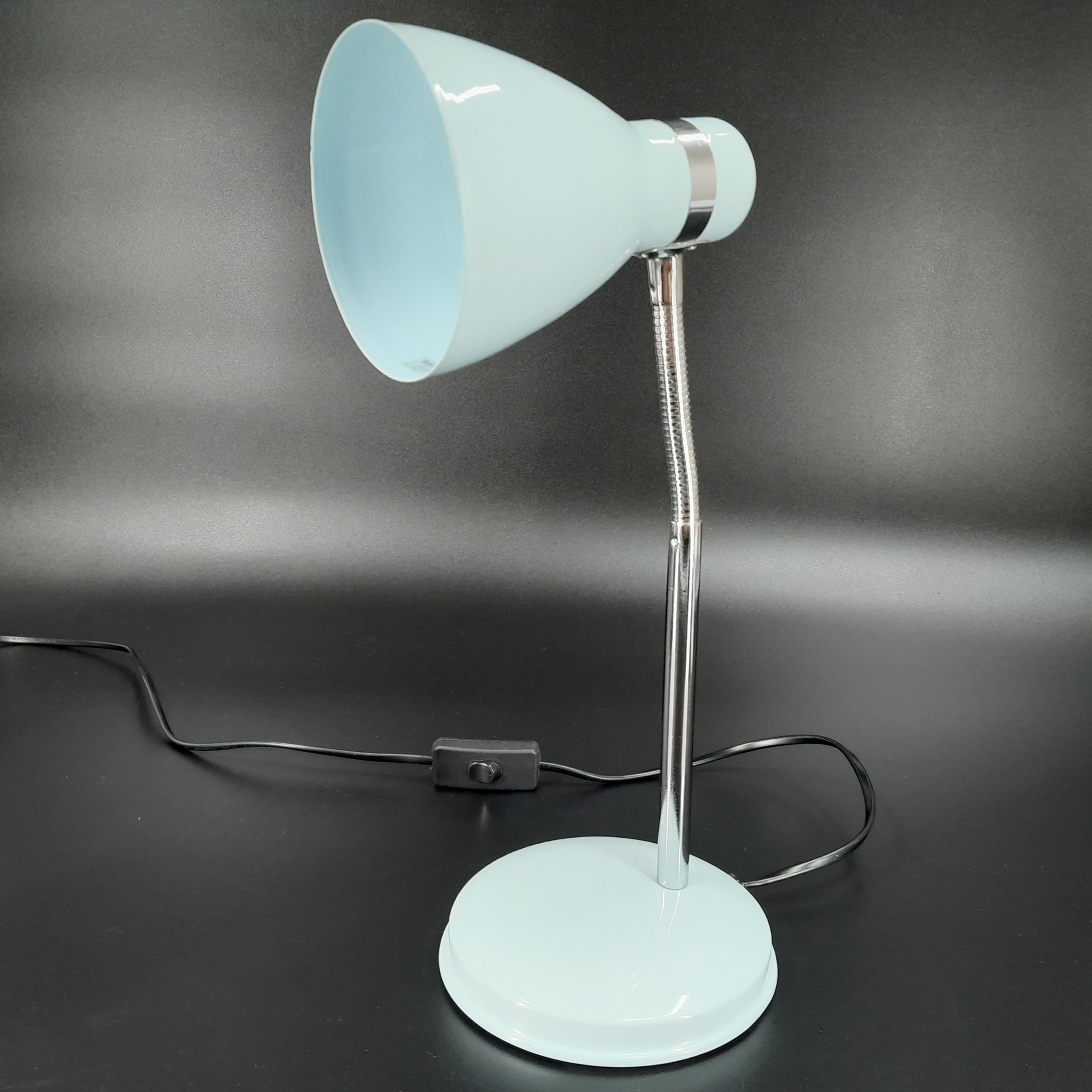 Skrivebordslampe i lyseblåt metal