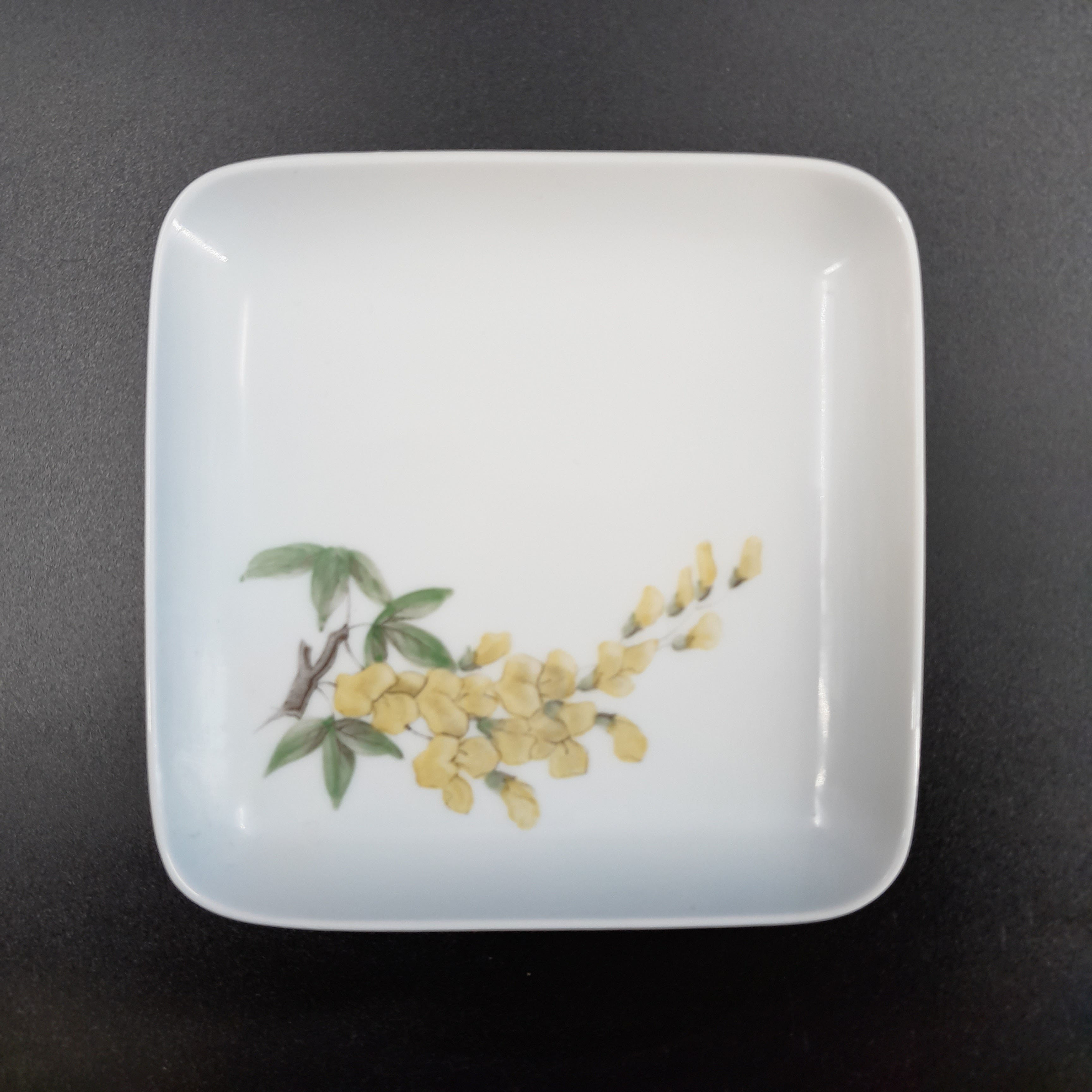 Gul blomst skål fra 60'erne af Bing & Grøndahl