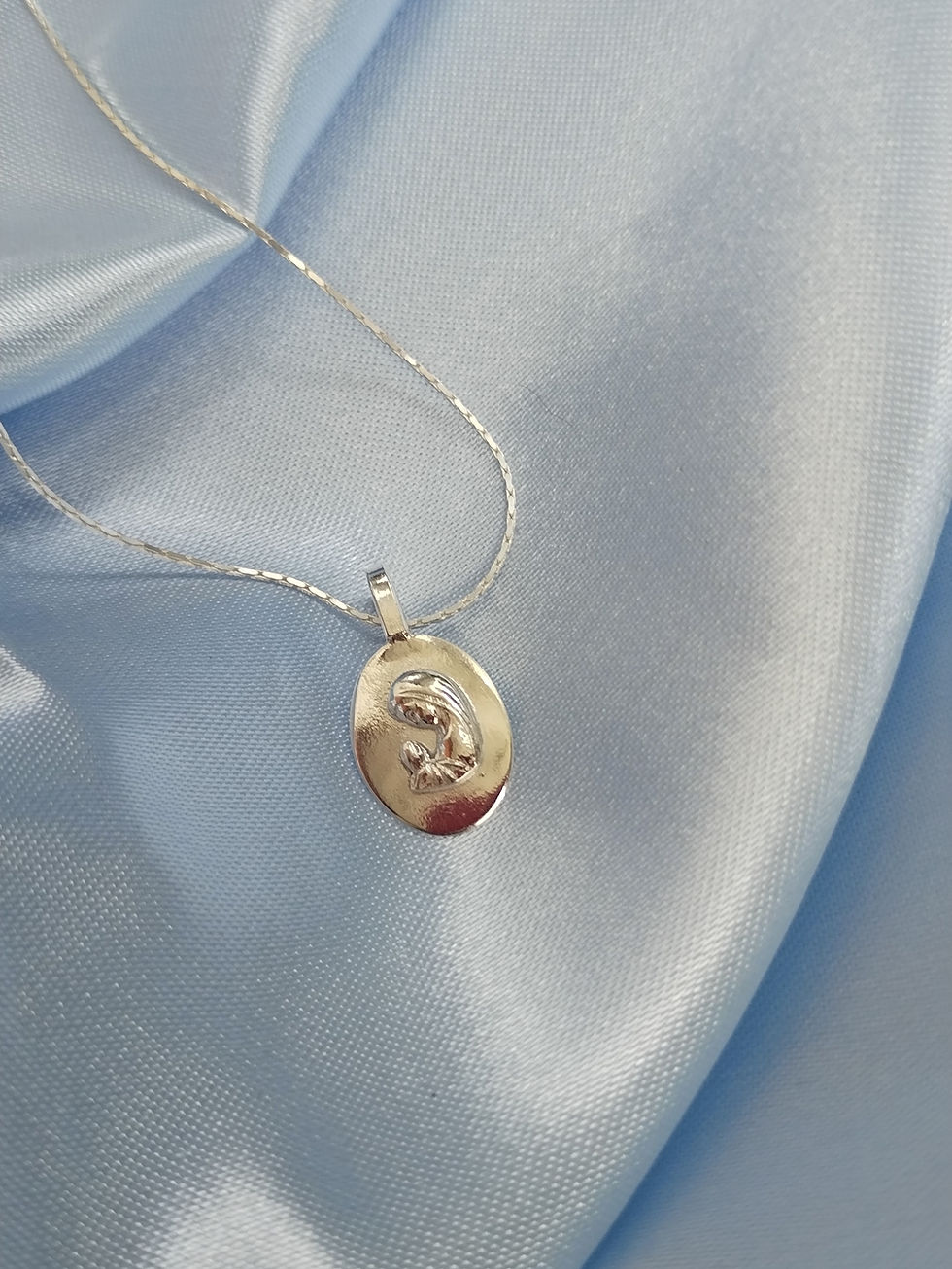 Miniatura: Dije Virgen en Oración