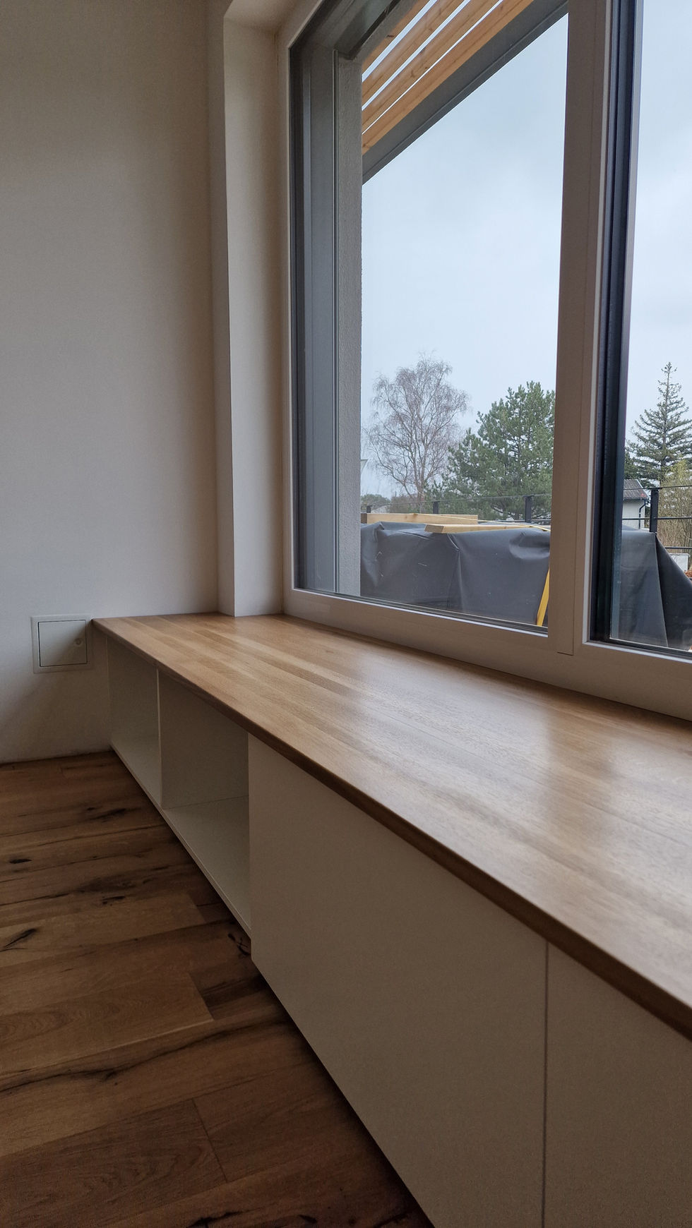 Blick auf ein breites Fensterbrett, auf dem Mann sitzen kann