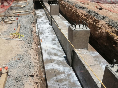 Base de concreto e instalación de bases para pilares