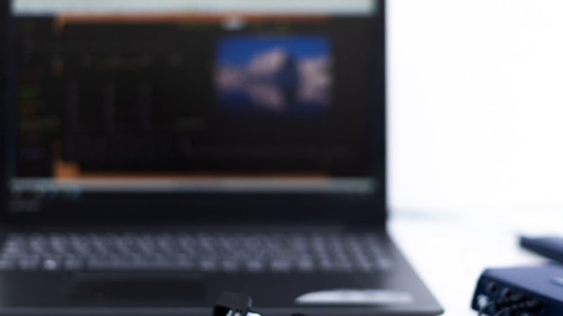 A laptop and EEG amplifier used to record a qEEG brain map