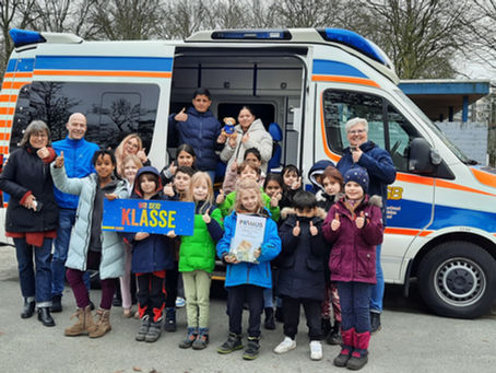 Primus Kinder übergeben ihre Spende von 840,69 Euro an den Wünschewagen vom ASB