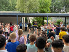 Schulsingen auf dem Schulhof in Berg Fidel