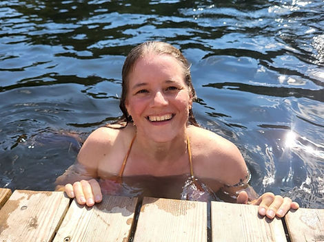 Ariane lächelt im Wasser