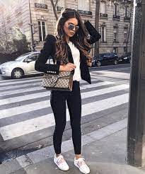 Como usar un pantalon negro con blanco