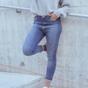 Outfit con zapatillas blancas