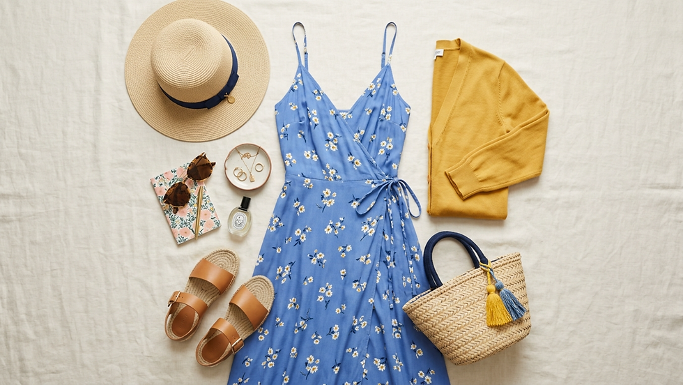 Vestido azul floral, sombrero de paja, sandalias marrones, suéter mostaza y bolso de mimbre sobre tela beige. Accesorios veraniegos.
