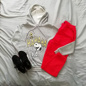 Look con zapatillas negras