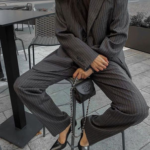 Como combinar pantalon gris con rayas