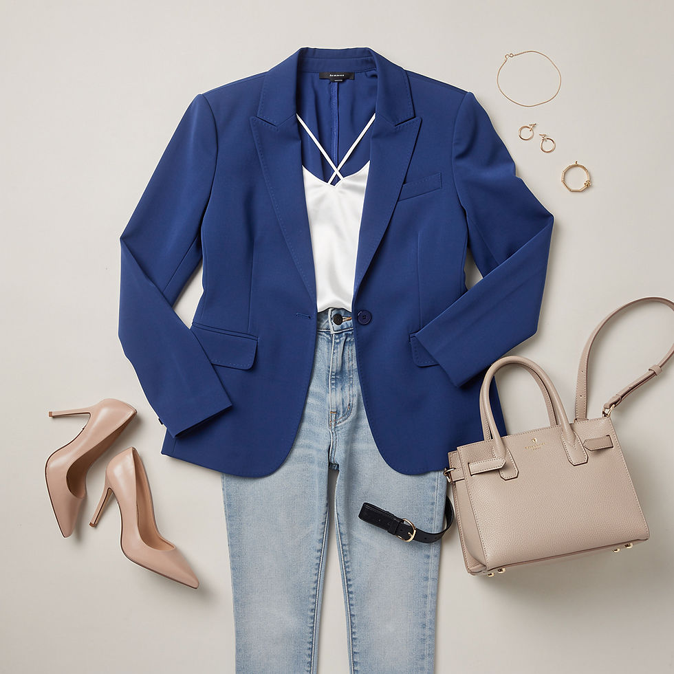Conjunto de moda con blazer azul, blusa blanca, jeans claros, tacones nude y bolso beige sobre fondo gris claro. Accesorios dorados.
