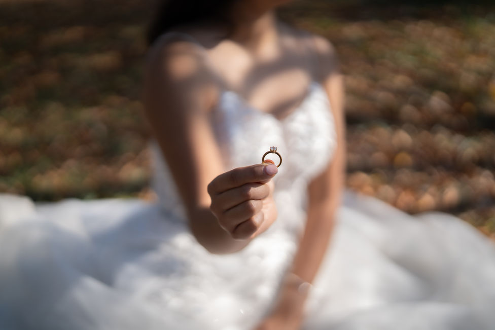 Novia sosteniendo un anillo de compromiso de cerca