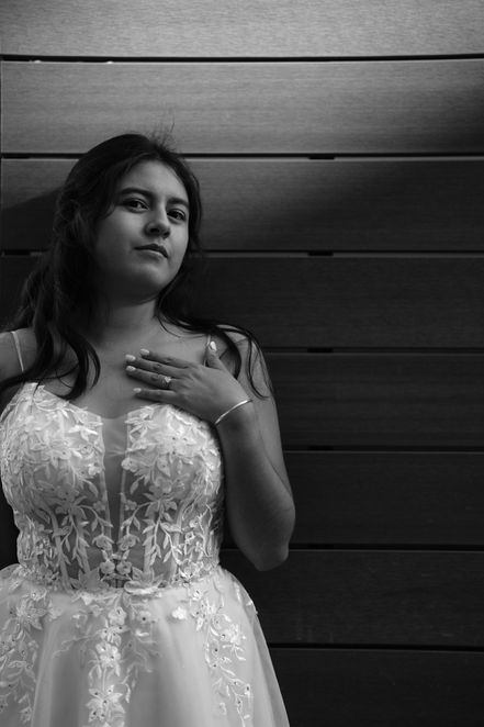 Mujer joven posando con vestido elegante para Gumball 3000