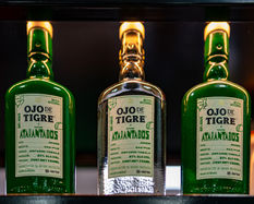 Fotografía de producto mezcal Ojo de Tigre Atarantados - Punto Tres Visual Saltillo