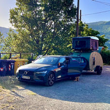 This mini camper accommodates up to four people and has a folding roof tent.