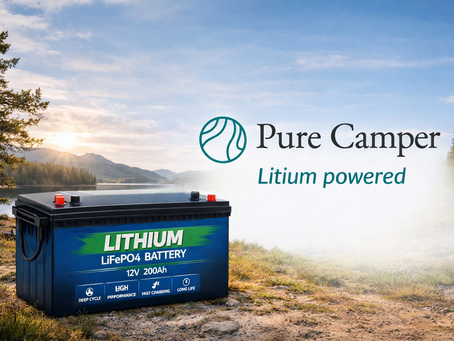 Teardrop Caravan bij zonsondergang met buitenkeuken en off-grid sfeer, waarbij lithiumstroom comfort geeft in een compacte mini caravan setting.