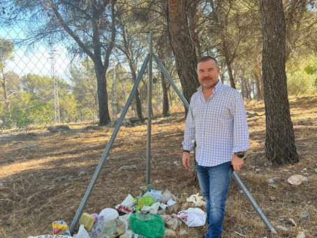 El PSOE denuncia el estado en el que el alcalde tiene el parque periurbano de El Neveral, repleto de basura y con evidente riesgo de incendio