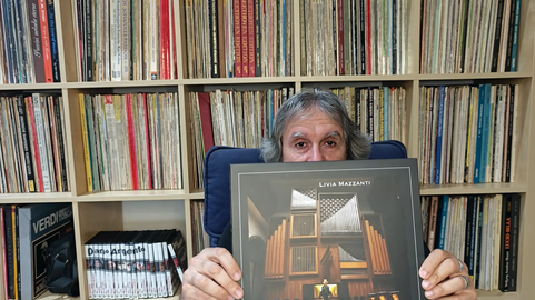 Il noto critico audiofilo Angelo Jasparro durante l'ascolto e la recensione delle nuove uscite analogiche di Bird Box Records.