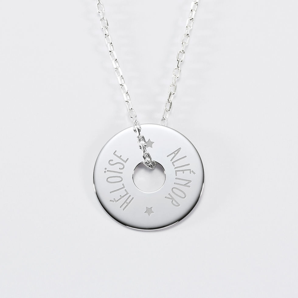 Thumbnail: Pendentif médaille cible porté, bijou intemporel et élégant