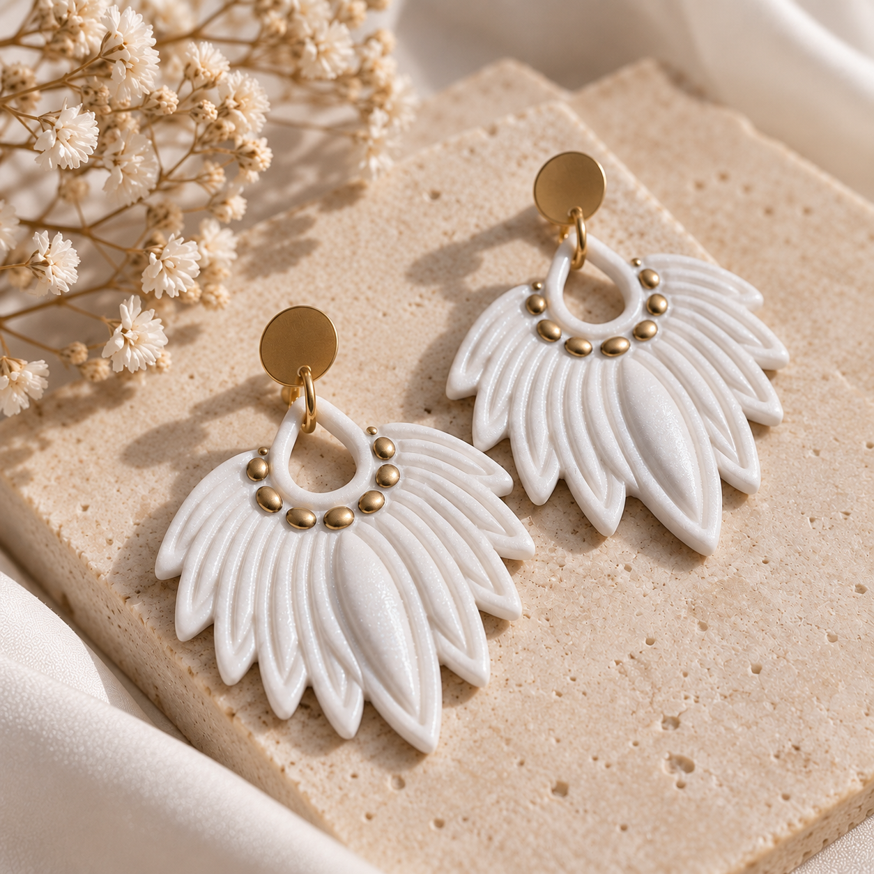 Boucles d’oreilles fleur Béa blanches et dorées