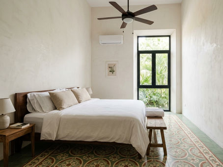 Recámara de Airbnb en Mérida con ventana oscilobatiente y cancelería para renta vacacional