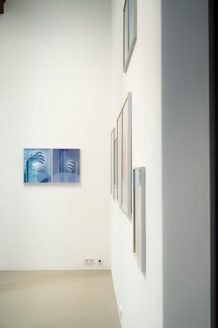 Wiesbadener Fototage 2025, Künstlerverein Walkmühle, Jenny Bewer, Ausstellungsansicht, Abuse of Power