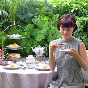 アフタヌーンティーマナーテーブルセッティングと焼き菓子