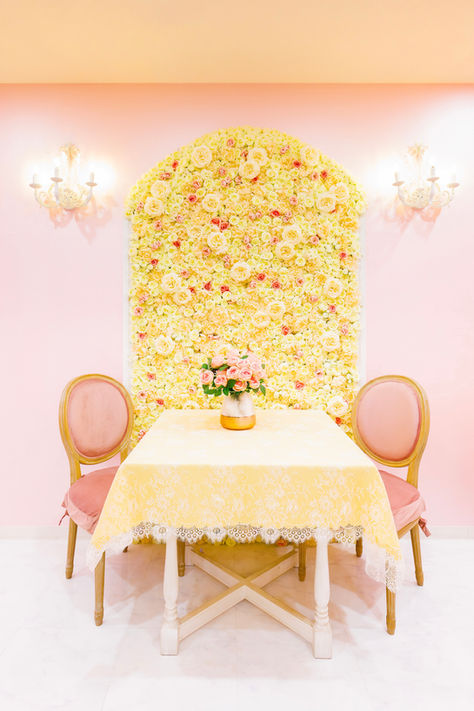 空間デザイン作品　ホワイトフラワーウォール席