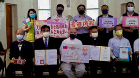 「美國製台灣郎」卜魯士神父歡喜領受身分證