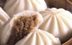 pain blanc farci au porc cuit à la vapeu
