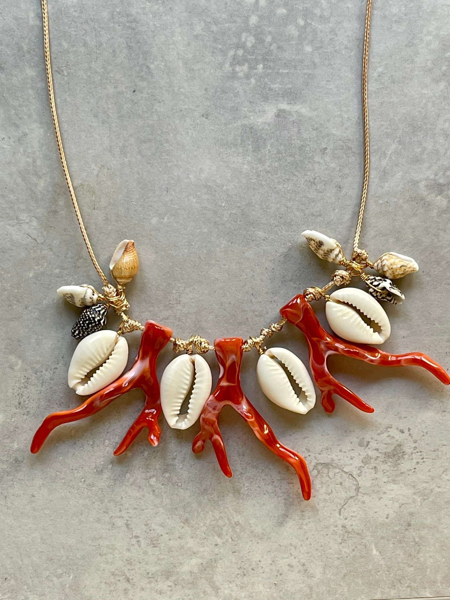 Collana conghiglie e rami corallo in resina