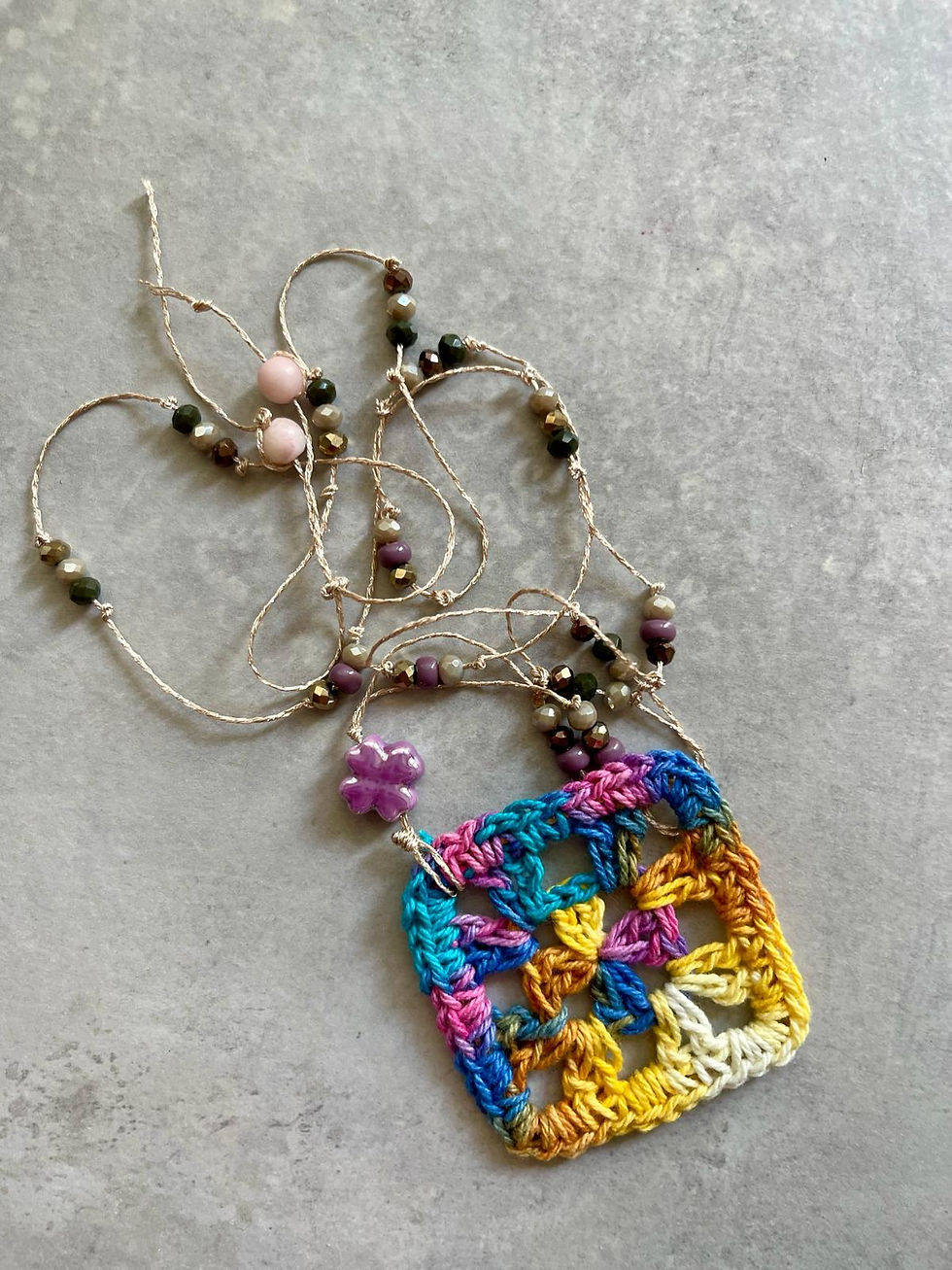 Collana lunga in pietra chips e granny multicolore